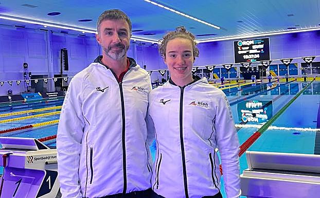 Joseba Zubeldia, entrenador del Tolosaldea y Nahia Garrido, durante su estancia en Rotterdam. 