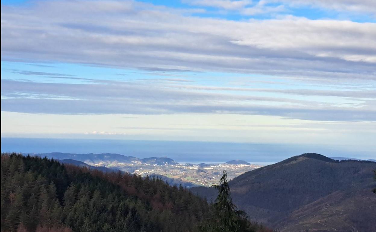 Los antiguos pobladores de Elduain disfrutaban de estas magníficas vistas del mar Cantábrico.