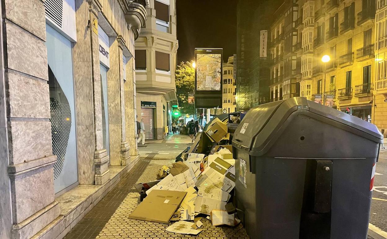 Una lectora nos remite la siguiente fotodenuncia sobre un hecho que acontece en el Centro: «Esta es la imagen que ofrece la calle Urbieta a la altura del mercado de San Martín. Contenedores desbordados a diario encima de la acera y pegados a la parada del autobús. Lamentable». 