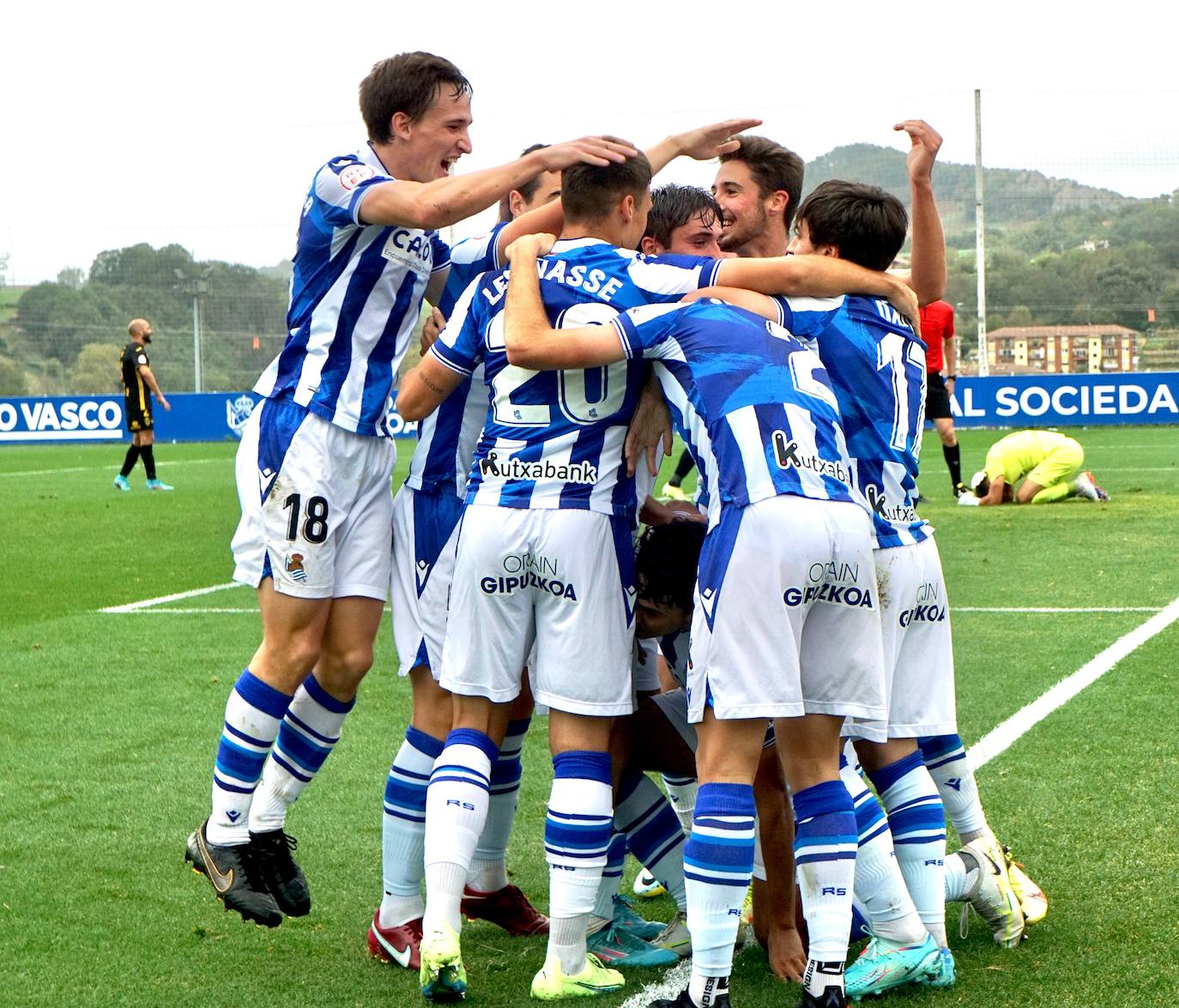 Los jugadores del Sanse celebran un gol en Zubieta. 