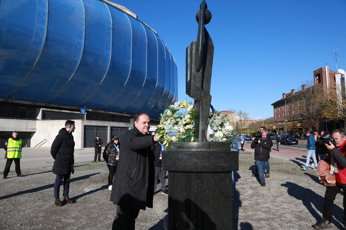 Fotos: La Real Sociedad y los aficionados homenajean a Aitor Zabaleta