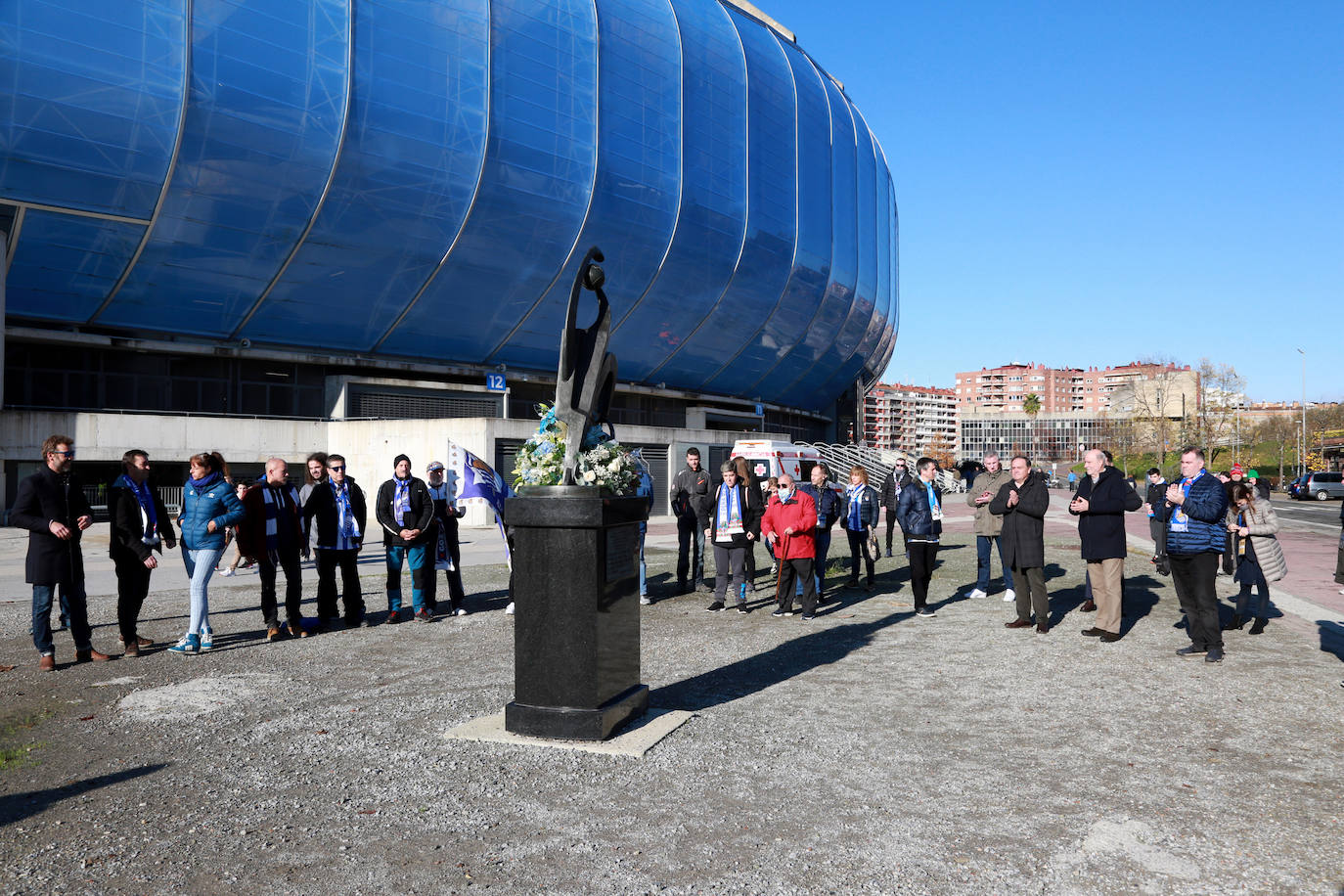 Fotos: La Real Sociedad y los aficionados homenajean a Aitor Zabaleta