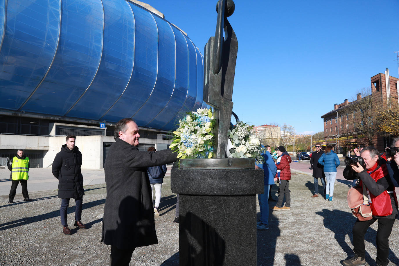 Fotos: La Real Sociedad y los aficionados homenajean a Aitor Zabaleta