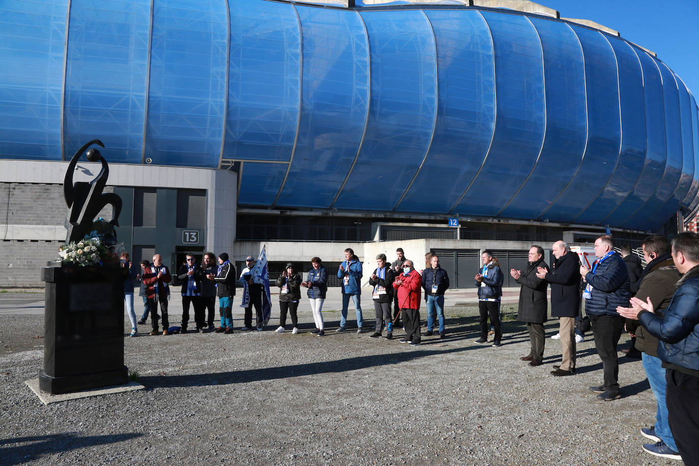 Fotos: La Real Sociedad y los aficionados homenajean a Aitor Zabaleta