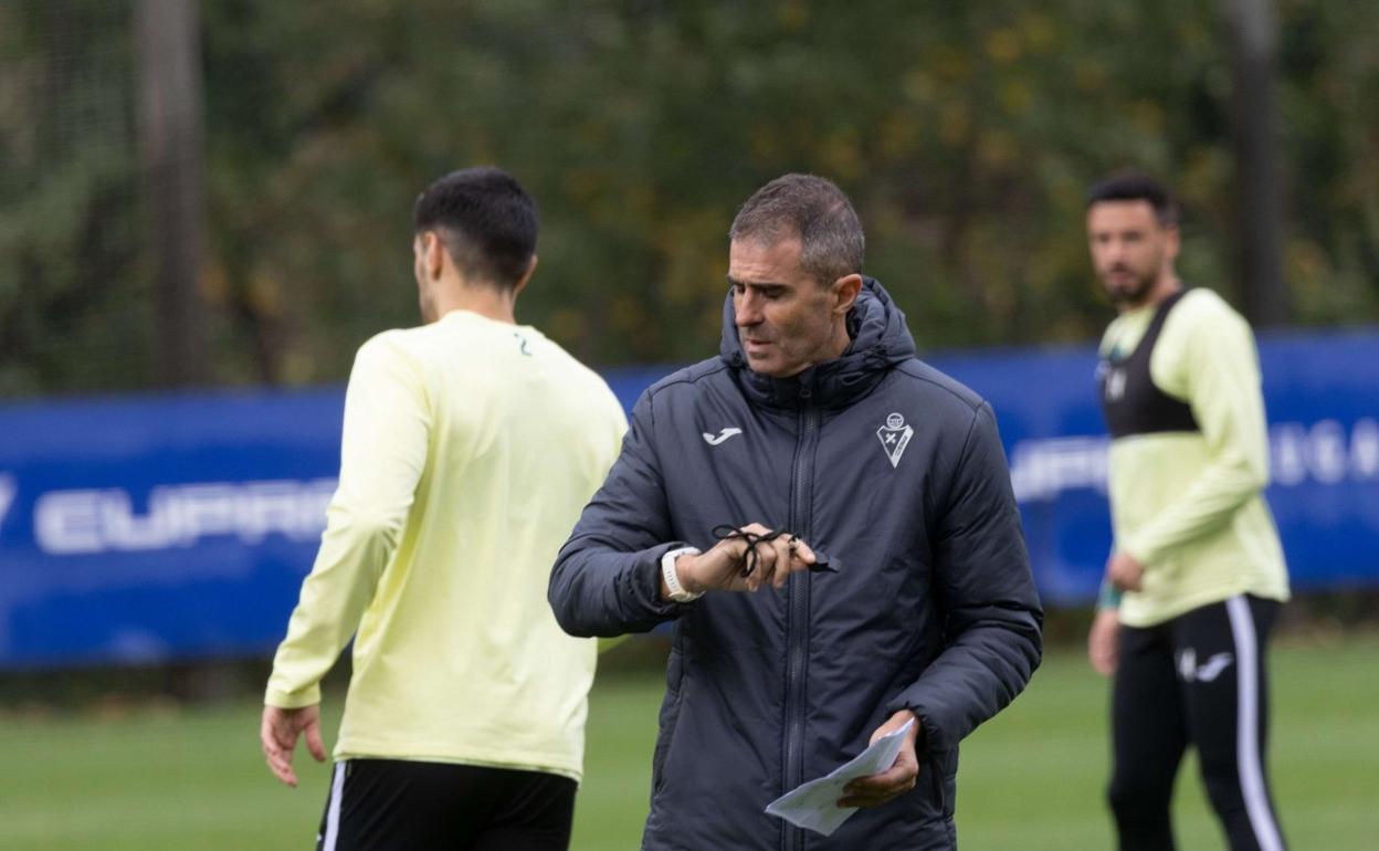 Garitano mira el reloj en un entrenamiento en Atxabalpe. 
