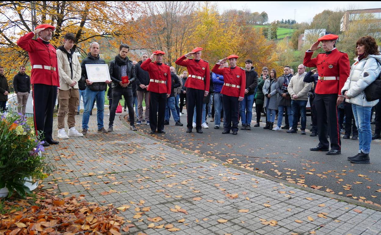 Homenaje en Beasain a los ertzainas asesinados Luis González e Iñaki Munduate.