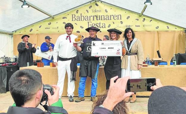 Los hermanos Juan Mari y Gema Aramendi, del bar restaurante Gazteiz, con las txapelas tras ganar por sexta vez el concurso de babarrunas de Tolosa.