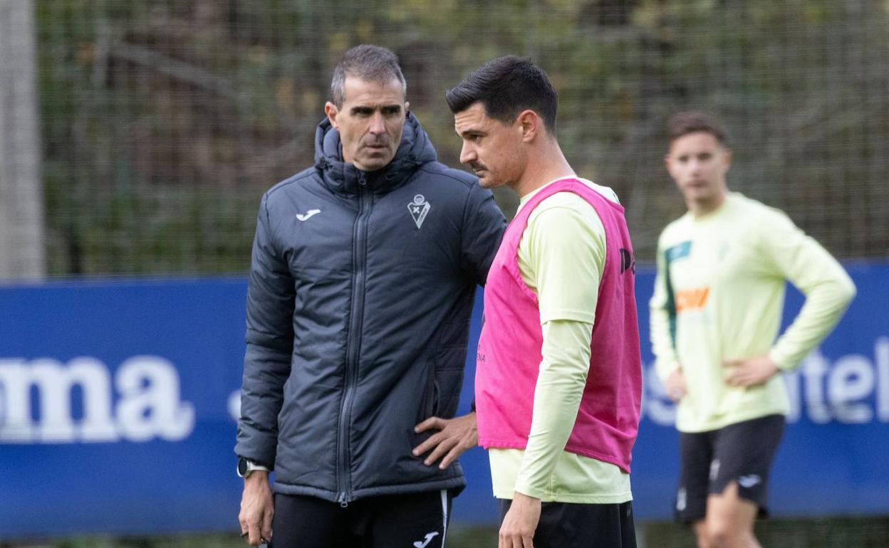 Garitano charlando con Sergio Álvarez.