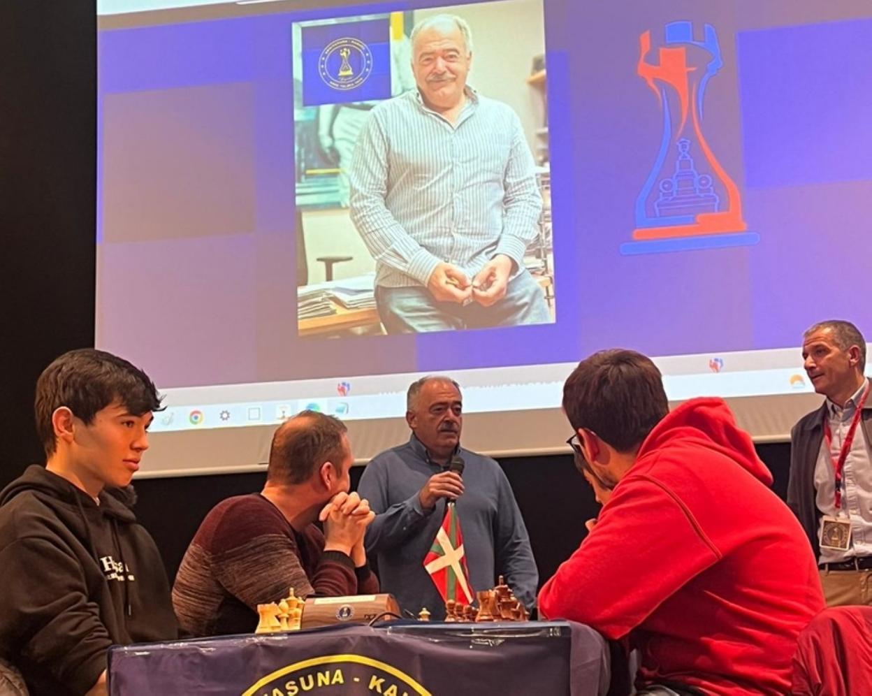 Momento del homenaje a Jexux Arrizabalaga. 