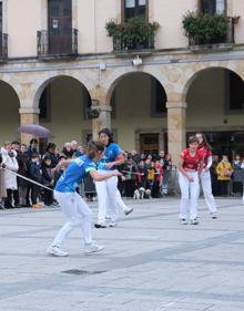 Imagen secundaria 2 - La celebración de la inauguración de la plaza de Euskadi ha tenido de todo.