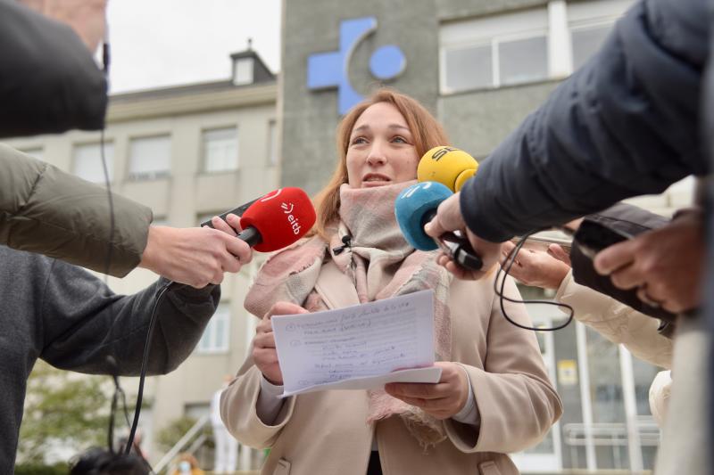 Muriel Larrea a las puertas del Hospital Donostia. 