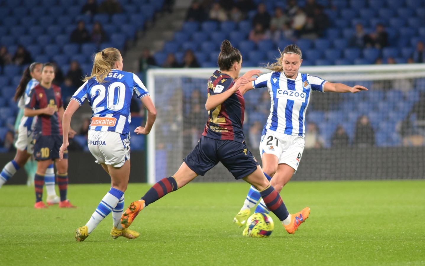 Fotos: La Real cae en casa ante un rival directo