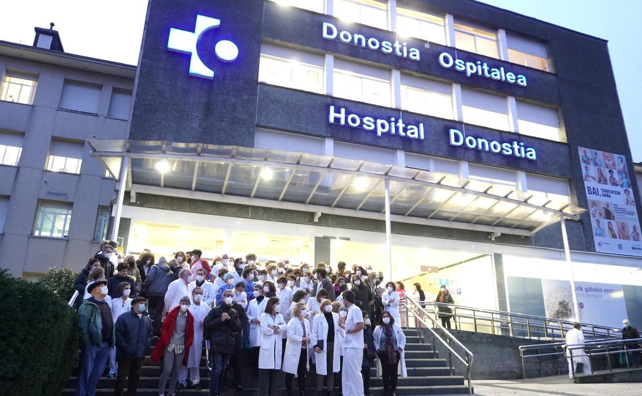Concentración de los jefes de servicio del Hospital Donostia frente a la entrada principal del centro. 
