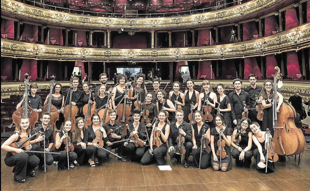 EGO, artxiboko argazkian..