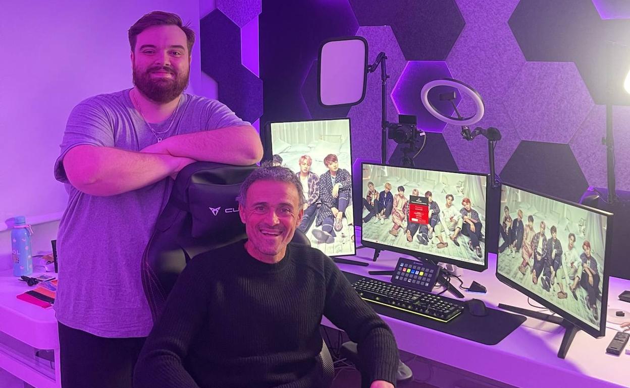 Ibai Llanos y Luis Enrique posan juntos antes de iniciar el stream. 