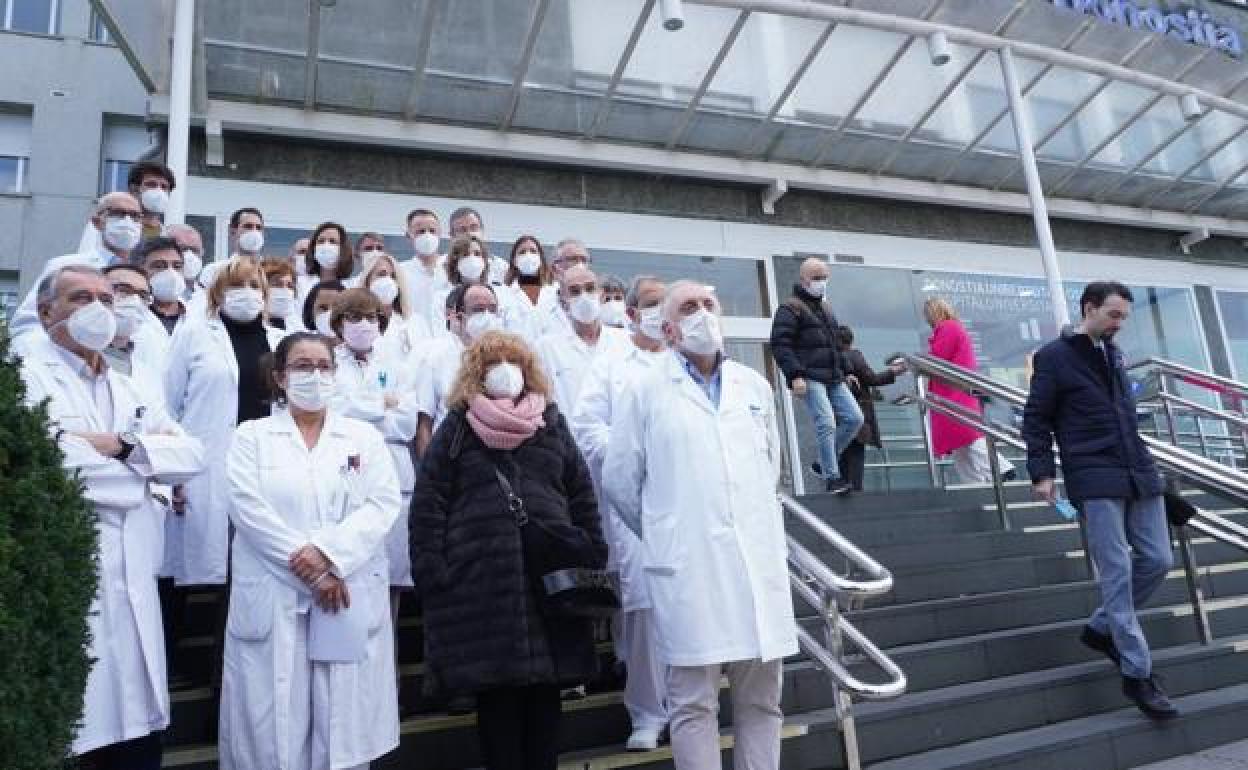 Protesta de jefes de servicio del Hospital Donostia del pasado lunes. 