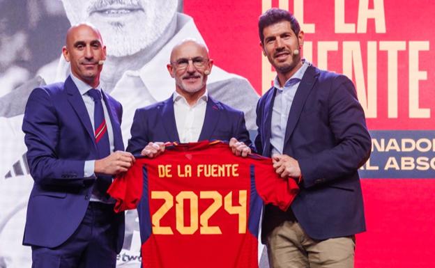 Luis de la Fuente, con Luis Rubiales y Albert Luque.