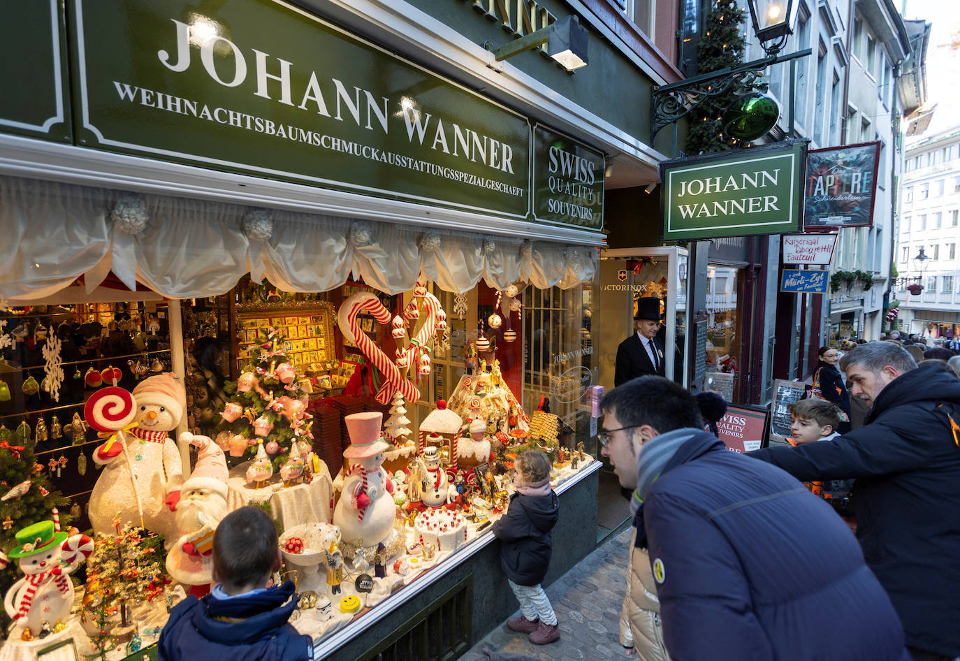 1.- Johann Wanner y su tienda de adornos navideños hechos a mano. Todo un símbolo en Suiza.