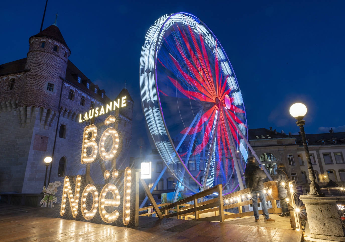 Noria gigante por Navidad en Lausana, Suiza.