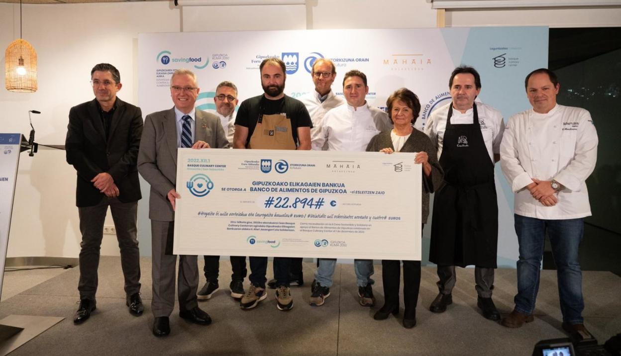 Los cocineros, con Joxe Mari Aizega y José Ignacio Asensio y Belén Méndez Vigo, que sostienen el talón. 