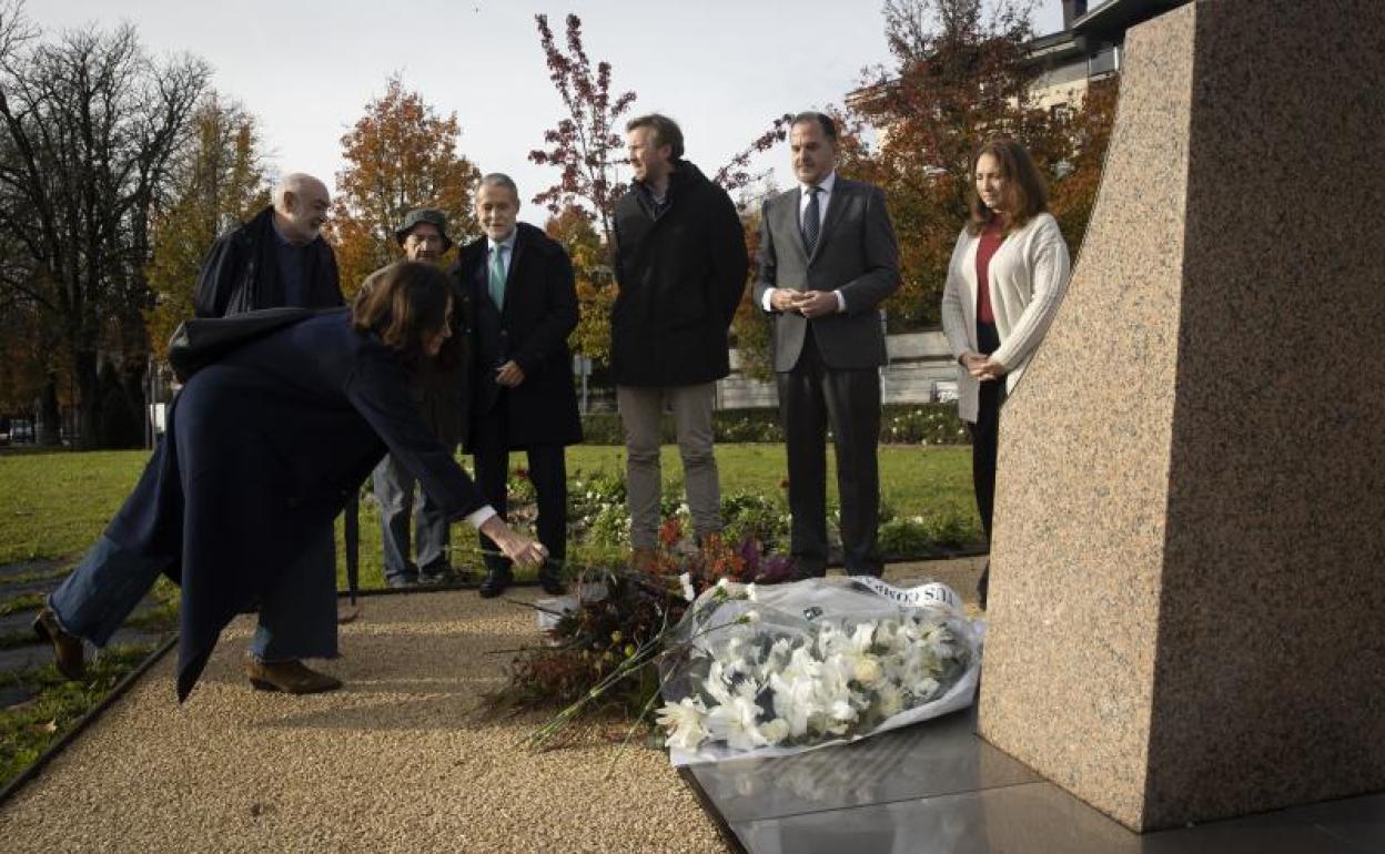 Carlos Iturgaiz ha presidido esta mañana el homenaje del partido a su compañero José Luis Caso, asesinado por ETA hace 25 años. 