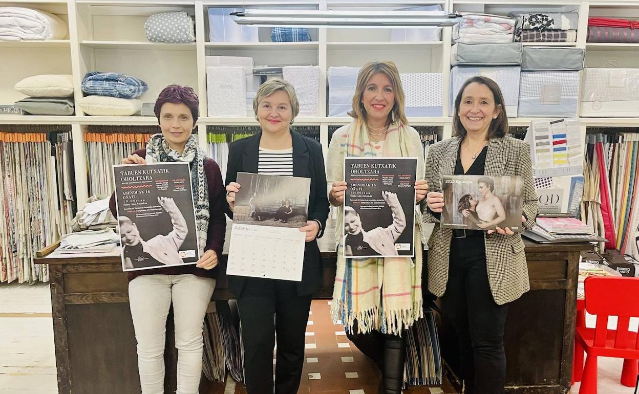 Nekane, Laura, Gemma y Argiloain con el calendario de Izan Inurri y el cartel del espectáculo del viernes. 