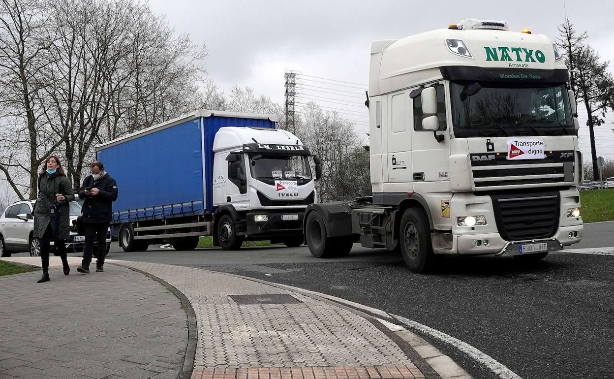 Protesta de los transportistas de Hiru en Miramon durante la huelga que secundaron en marzo convocada en el conjunto del Estado