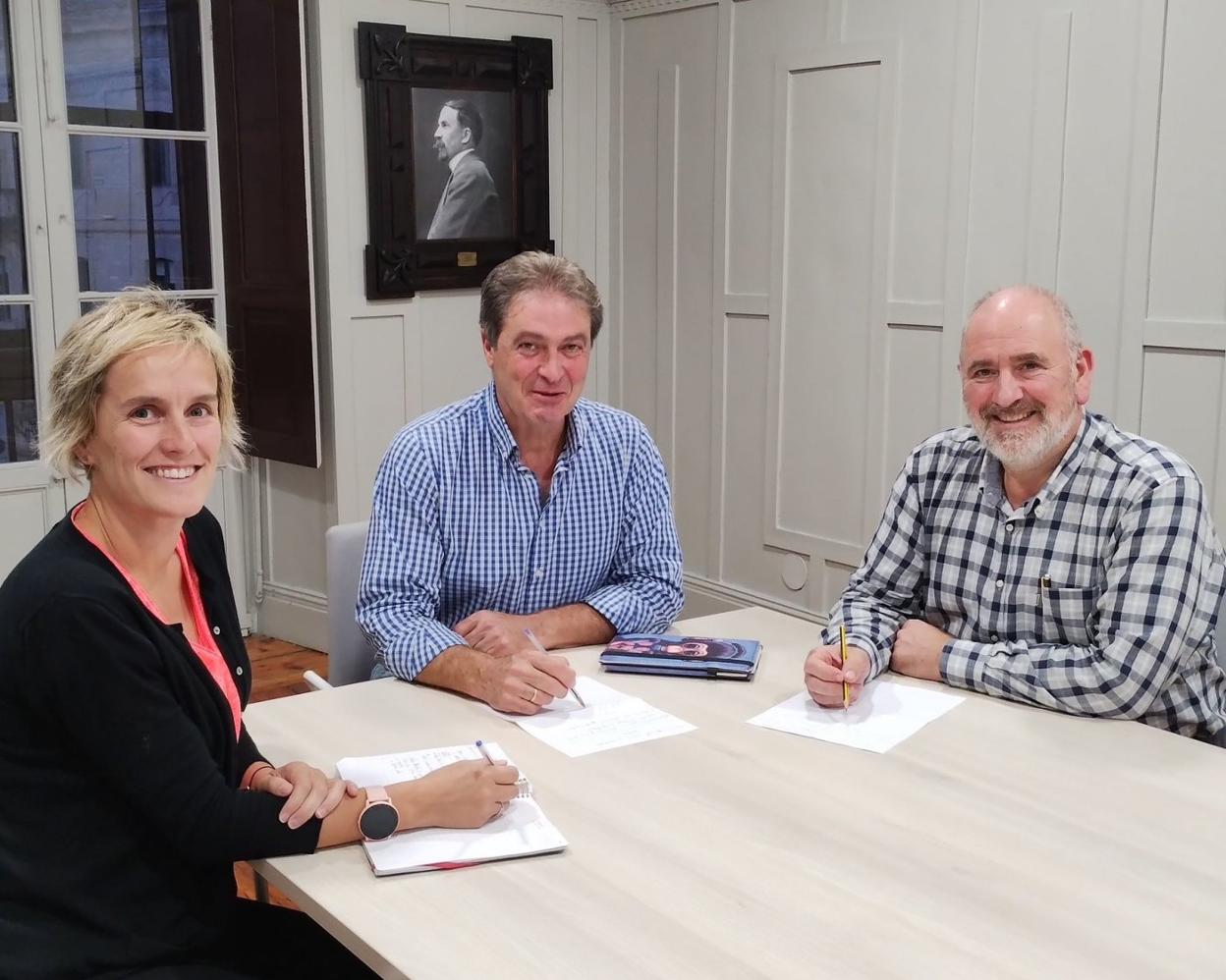 La portavoz Maite Agirre en la reunión de trabajo con los concejales Angel Murgiondo y Martin Etxaniz. 