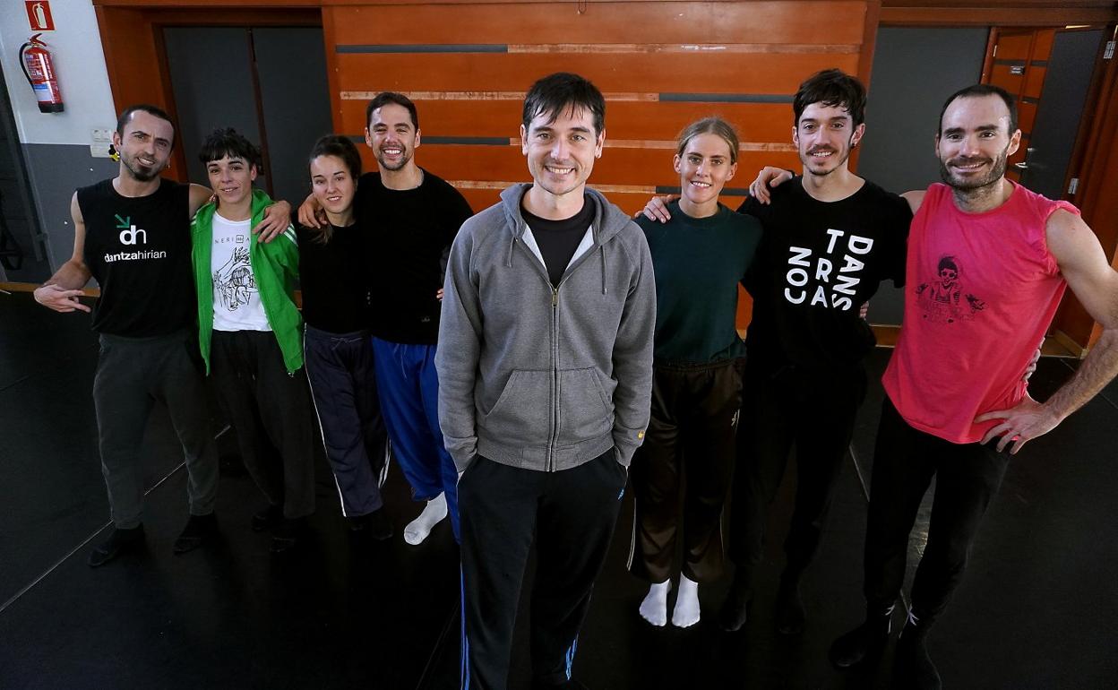 Jon Maya, en el centro, con sus compañeros de Kukai, en el ensayo de ayer en Niessen de Errenteria antes de desembarcar en Tabakalera . 