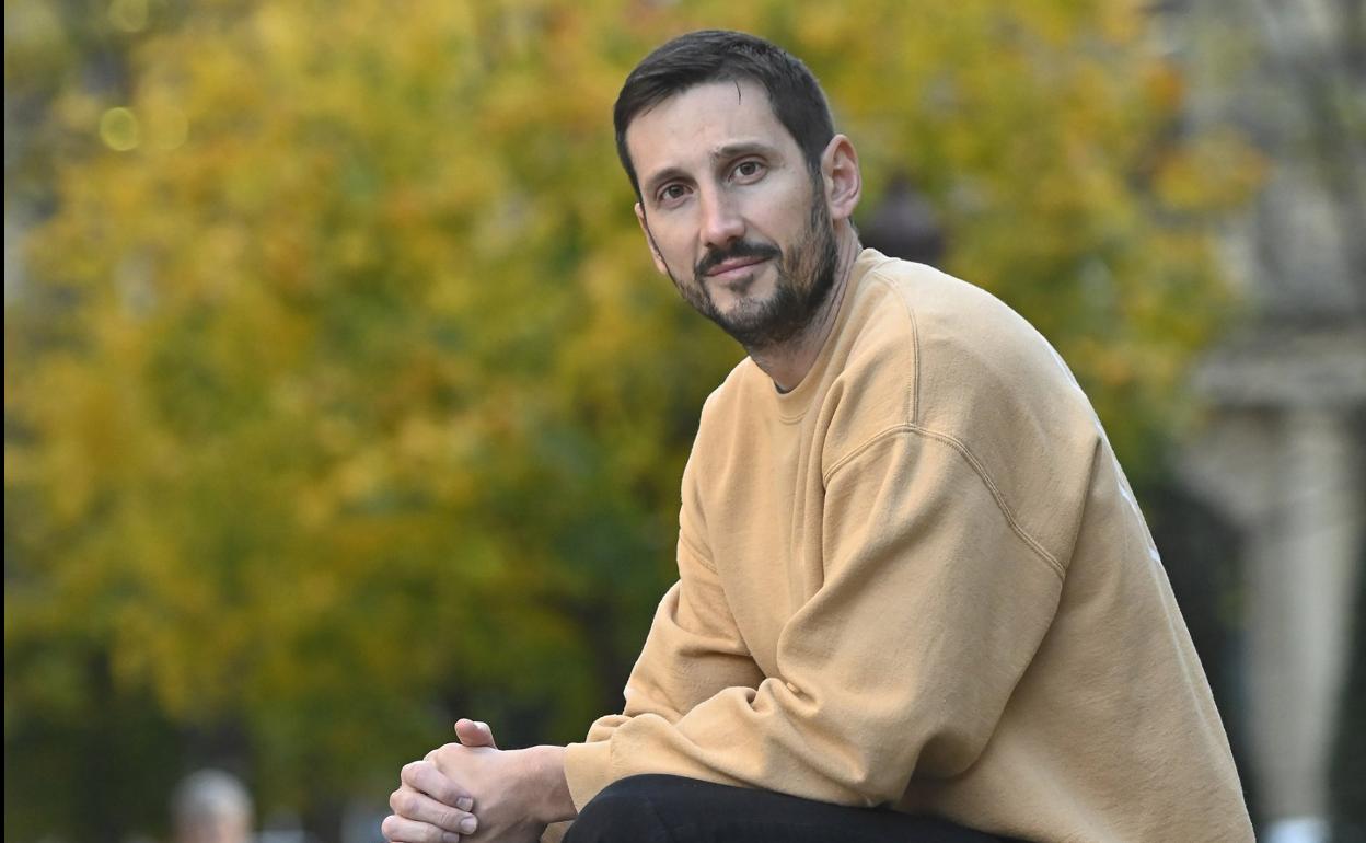 Francesc Monrabal, ayer en una plaza del centro de San Sebastián. 