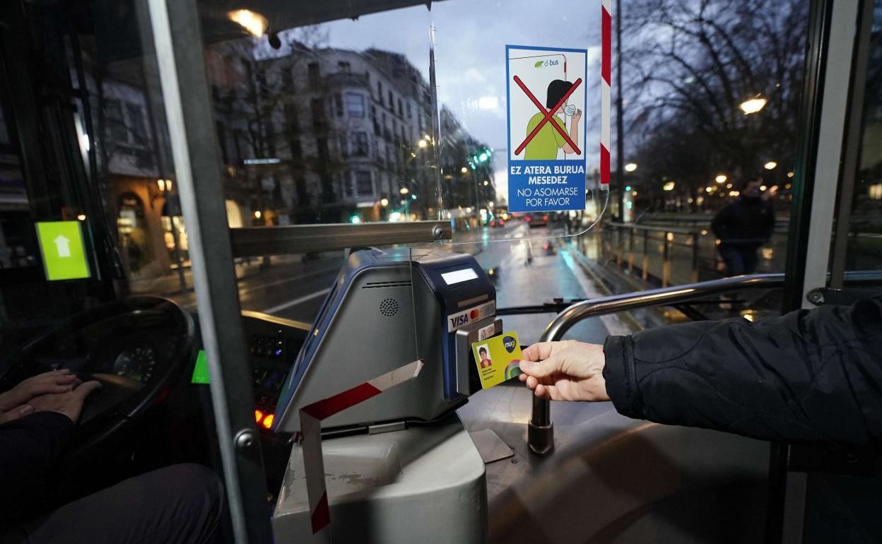 Un usuario de la Mugi accede a un autobús en el Boulevard donostiarra. 