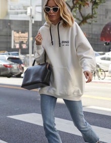 Imagen secundaria 2 - Pantalones rectos, chaleco de punto y sudadera blanca.