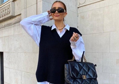 Imagen secundaria 1 - Pantalones rectos, chaleco de punto y sudadera blanca.