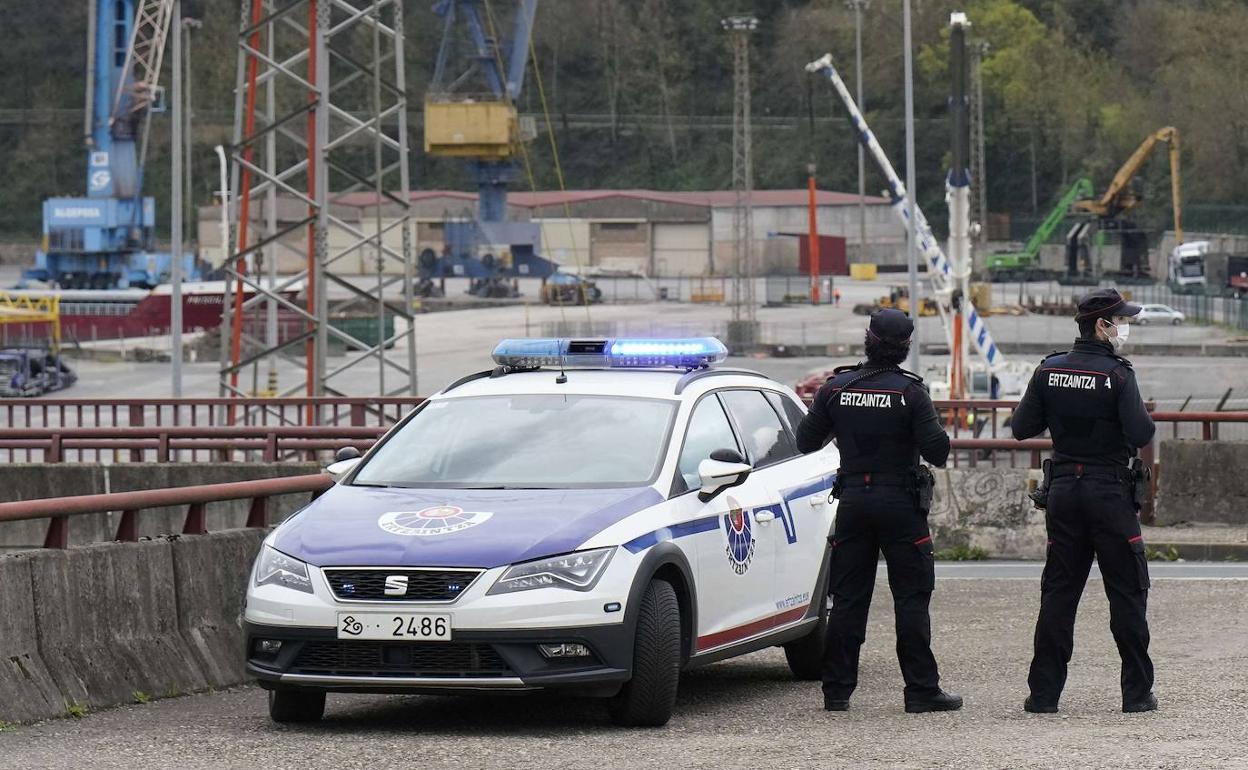 Dos ertzainas realizan un control en Pasaia. 