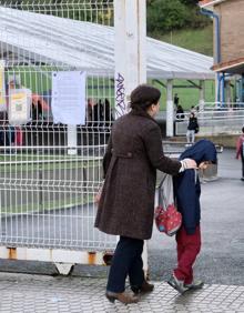 Imagen secundaria 2 - Arriba, imagen de la manifestación de este miércoles por la tarde en Donostia. Debajo, dos imágenes de entrada al colegio público Zuhaizti.