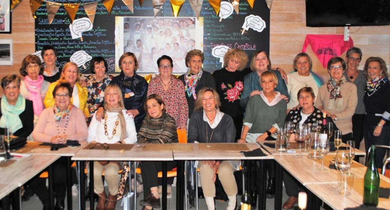 Las compañeras enfermeras se reunieron en un restaurante de Pasai Donibane decorado especialmente para la ocasión.