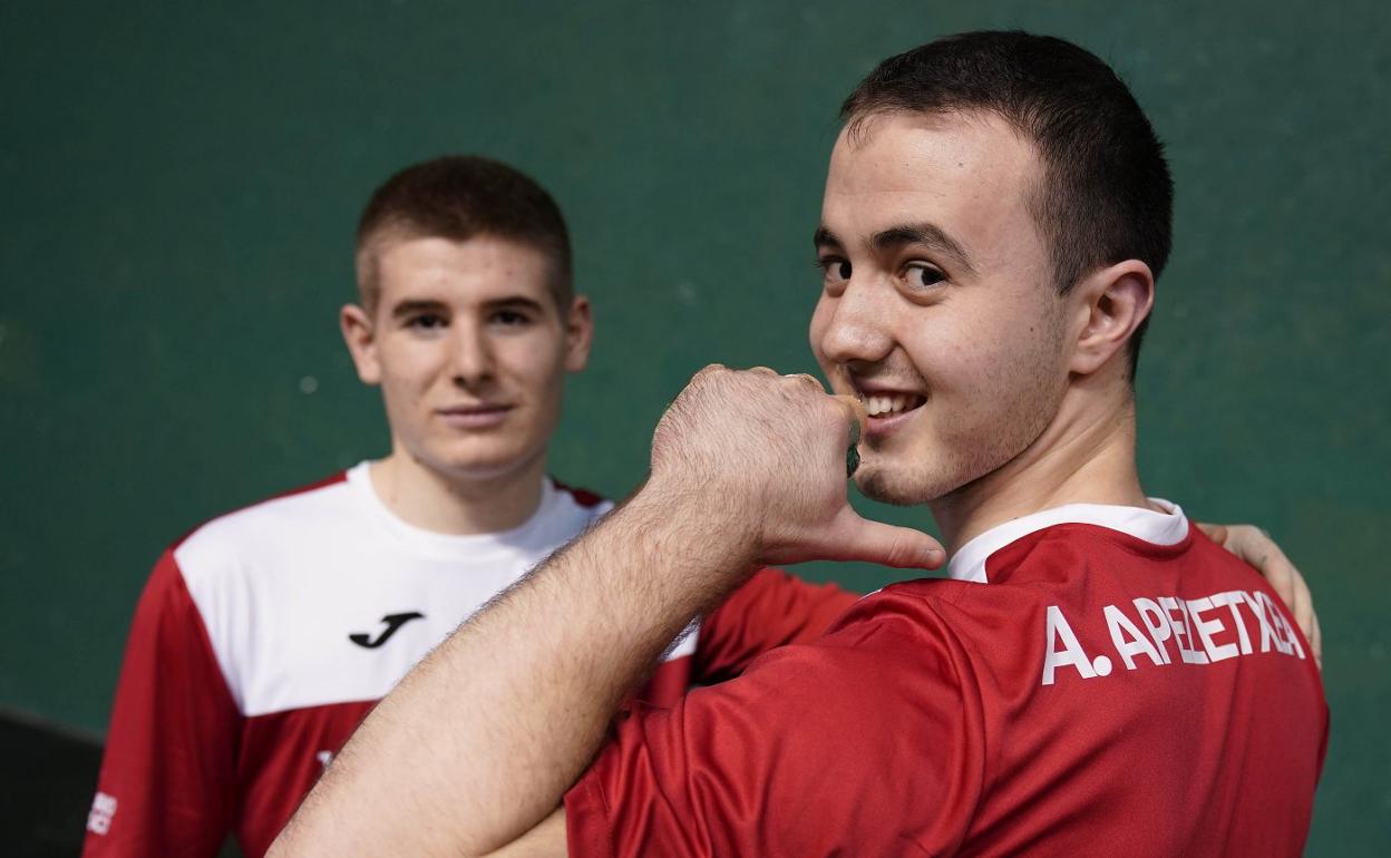 Beñat Apezetxea y Antton Apezetxea, en el Aritzbatalde de Zarautz durante la elección de material. 