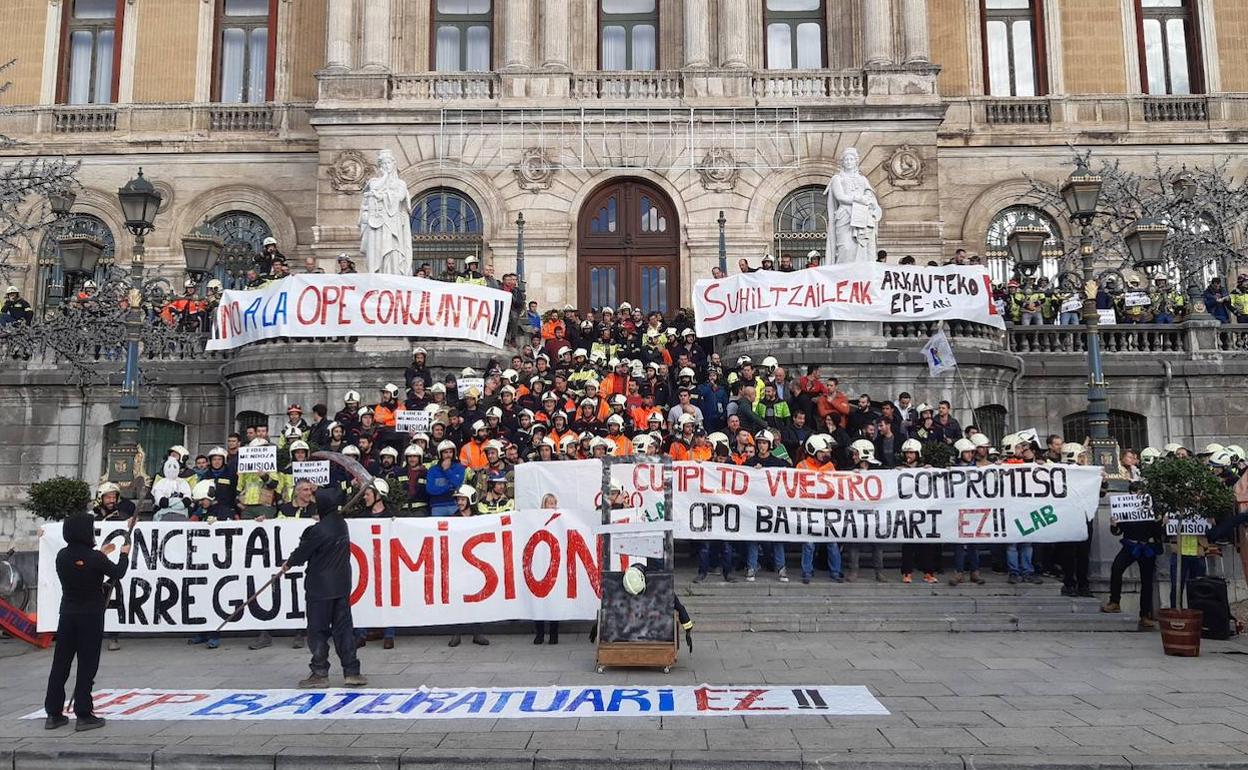 Los manifestantes se han situado en la escalinata del Ayuntamiento de Bilbao.