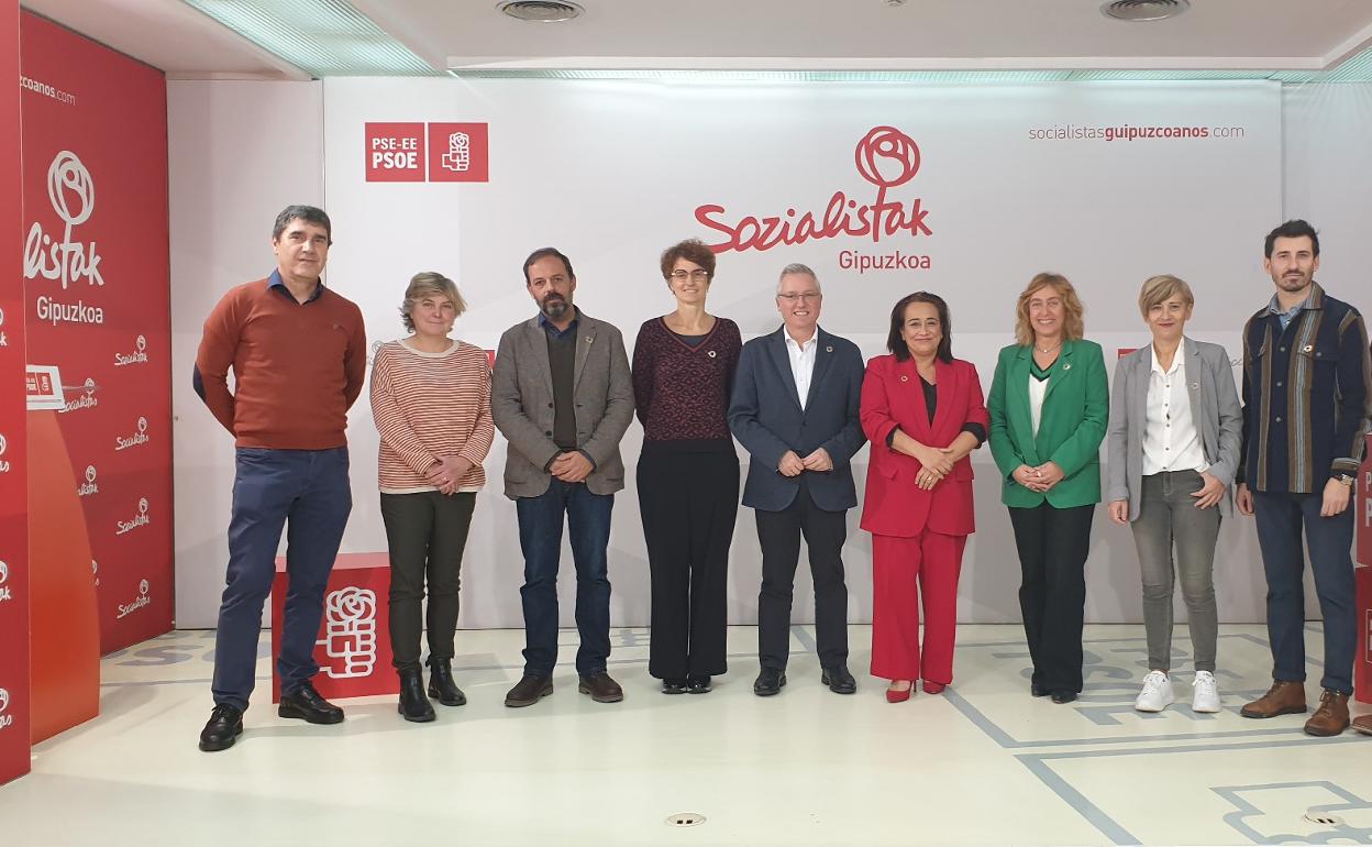 José Ignacio Asensio, en el centro, este viernes junto a cargos del PSE de Gipuzkoa. 