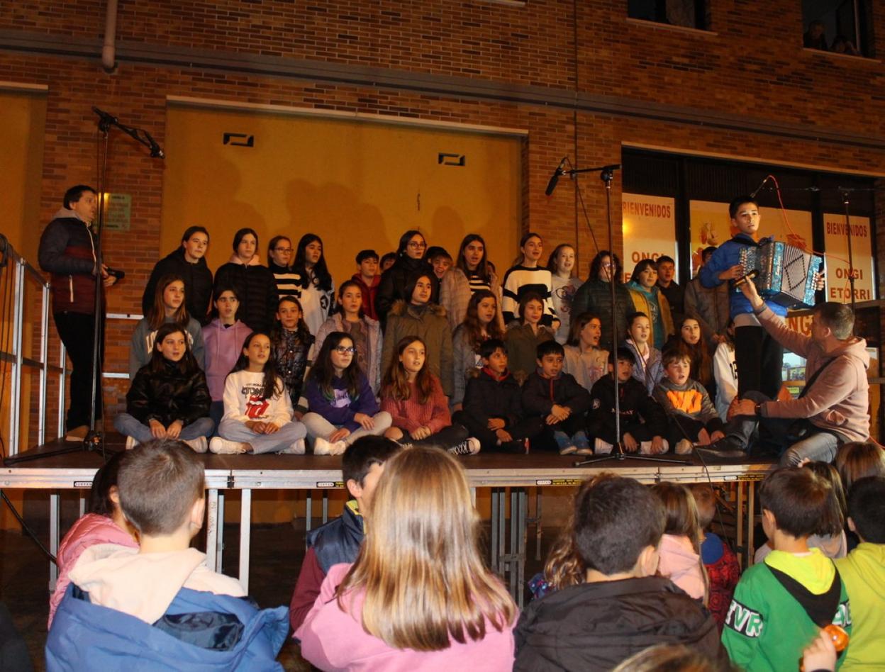 Hubo también actuaciones, bertsos, la visita de Olentzero y Mari Domingi y chocolatada. 