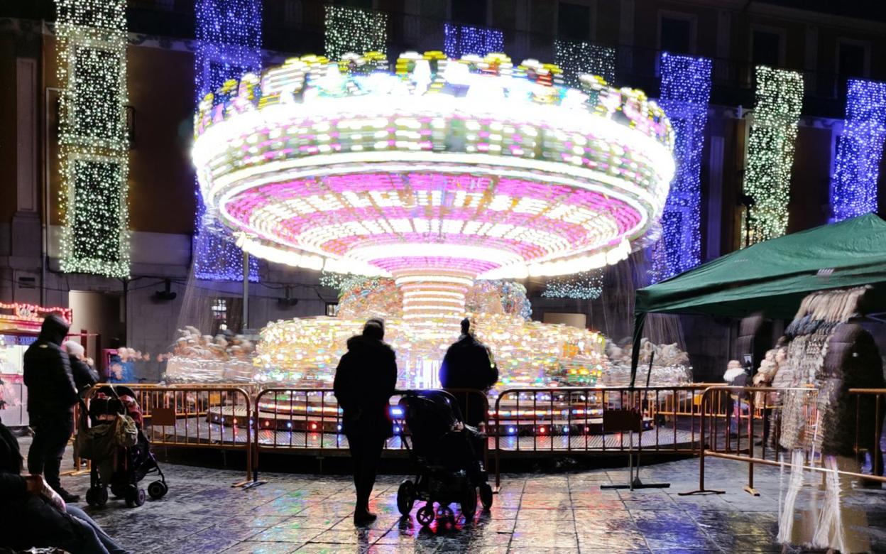Imagen reciente del tiovivo infantil instalado en la plaza del Triángulo. 