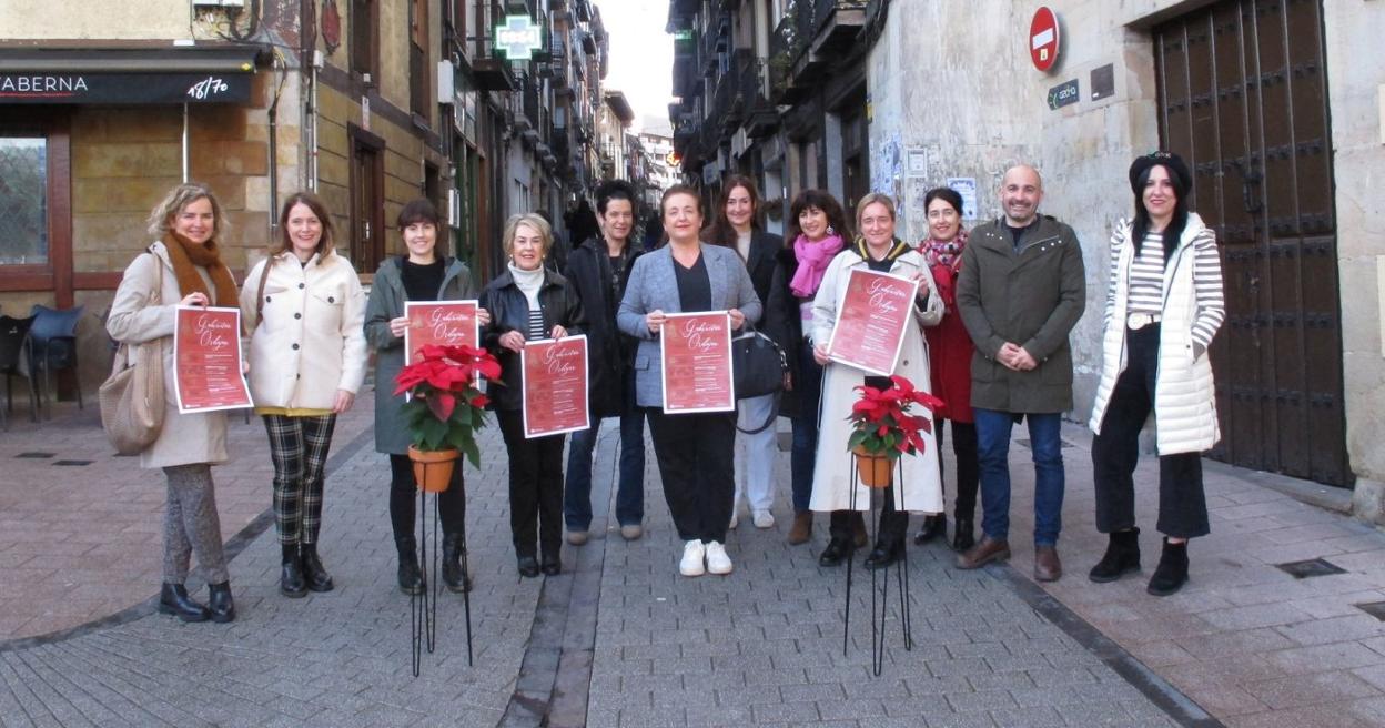 Miembros de la corporación y del comercio local, ayer, en la presentación de la campaña navideña. 