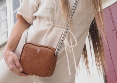 Imagen secundaria 1 - De izquierda a derecha: Bolso Naiara Elagarresta e Itsaso Artola.