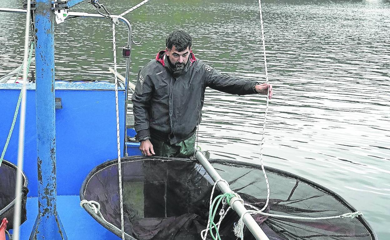 Unai Eizagirre, presidente de la Asociación de Angulares de Euskadi, ayer en su barco. 