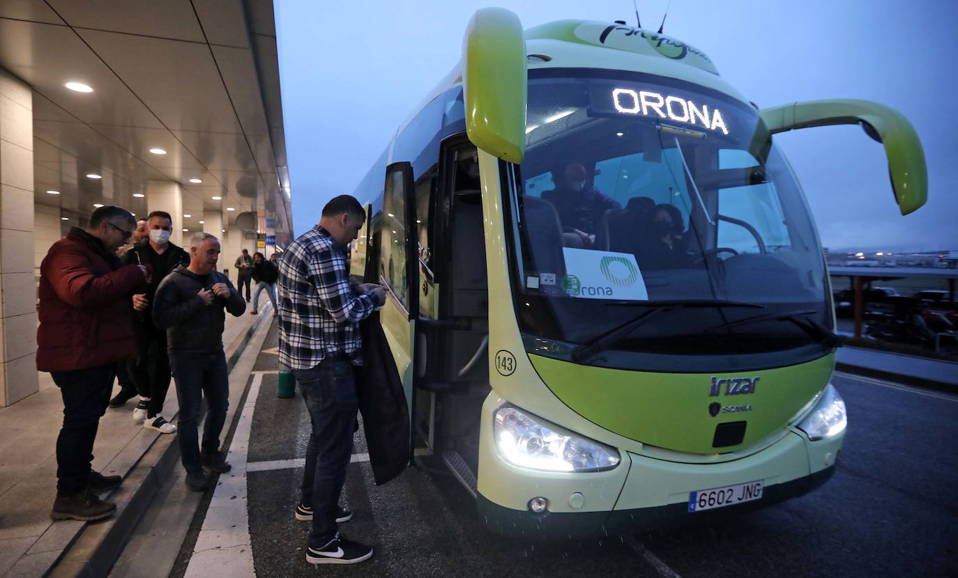 Algunos trabajadores de Ulma y Orona comentan el resultado de la votación.