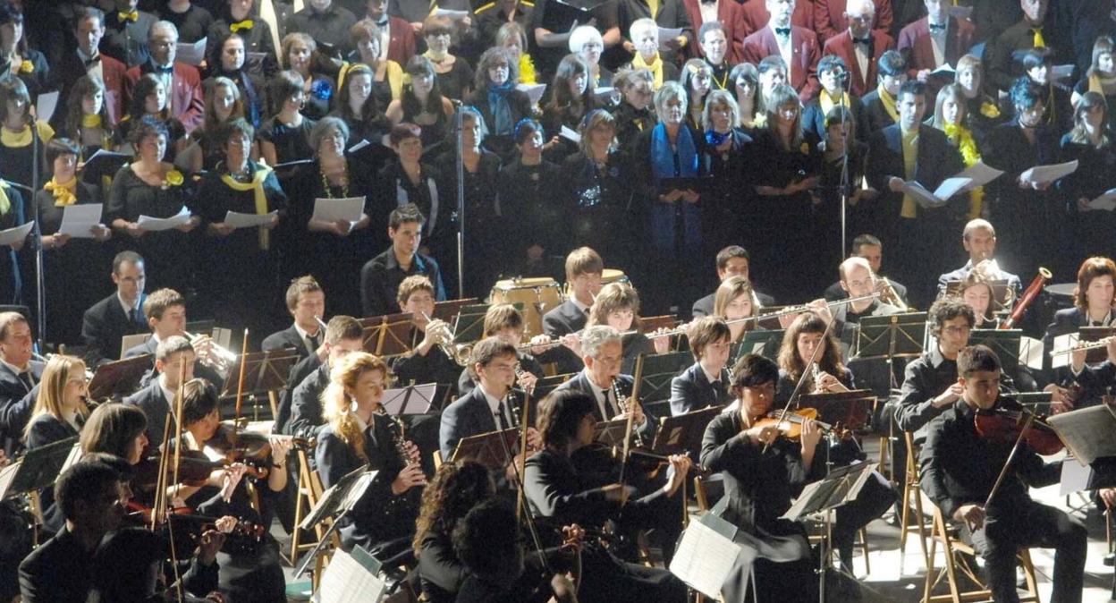 Las dos formaciones instrumentales y los tres coros ofrecerán la pieza de despedida. 