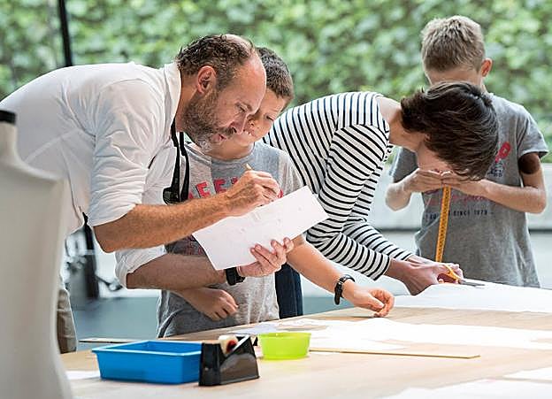 Familia Eguna ospatzen du bihar Cristobal Balenciaga Museoak. 