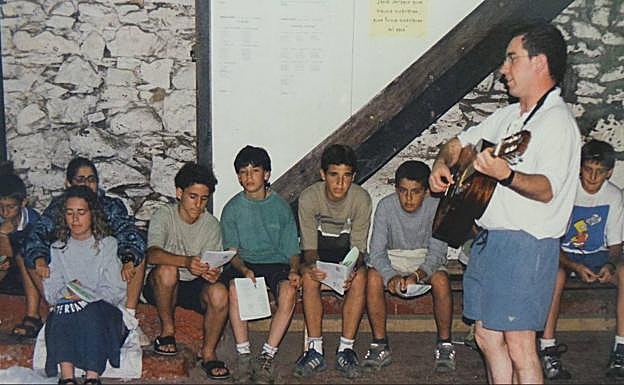 Guitarra en mano. Aprendió a tocar de oído este instrumento, con el que ha amenizado múltiples veladas y actividades con grupos juveniles.