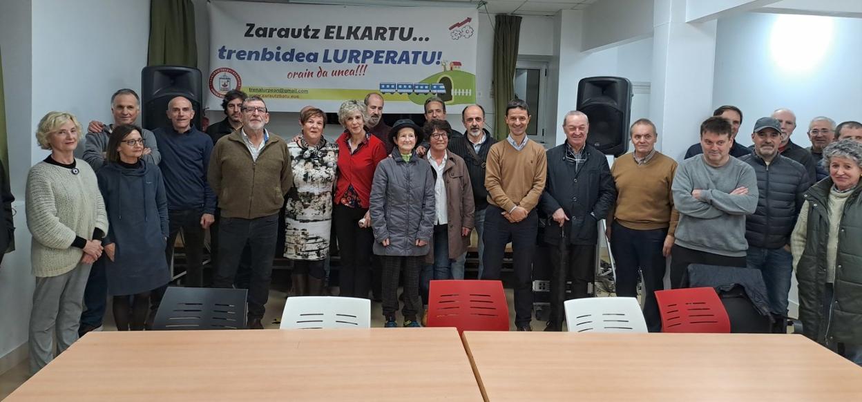 Miembros de la Plataforma pro-soterramiento del tren y vecinos que apoyan, en la reunión del jueves en el Gazteleku. 