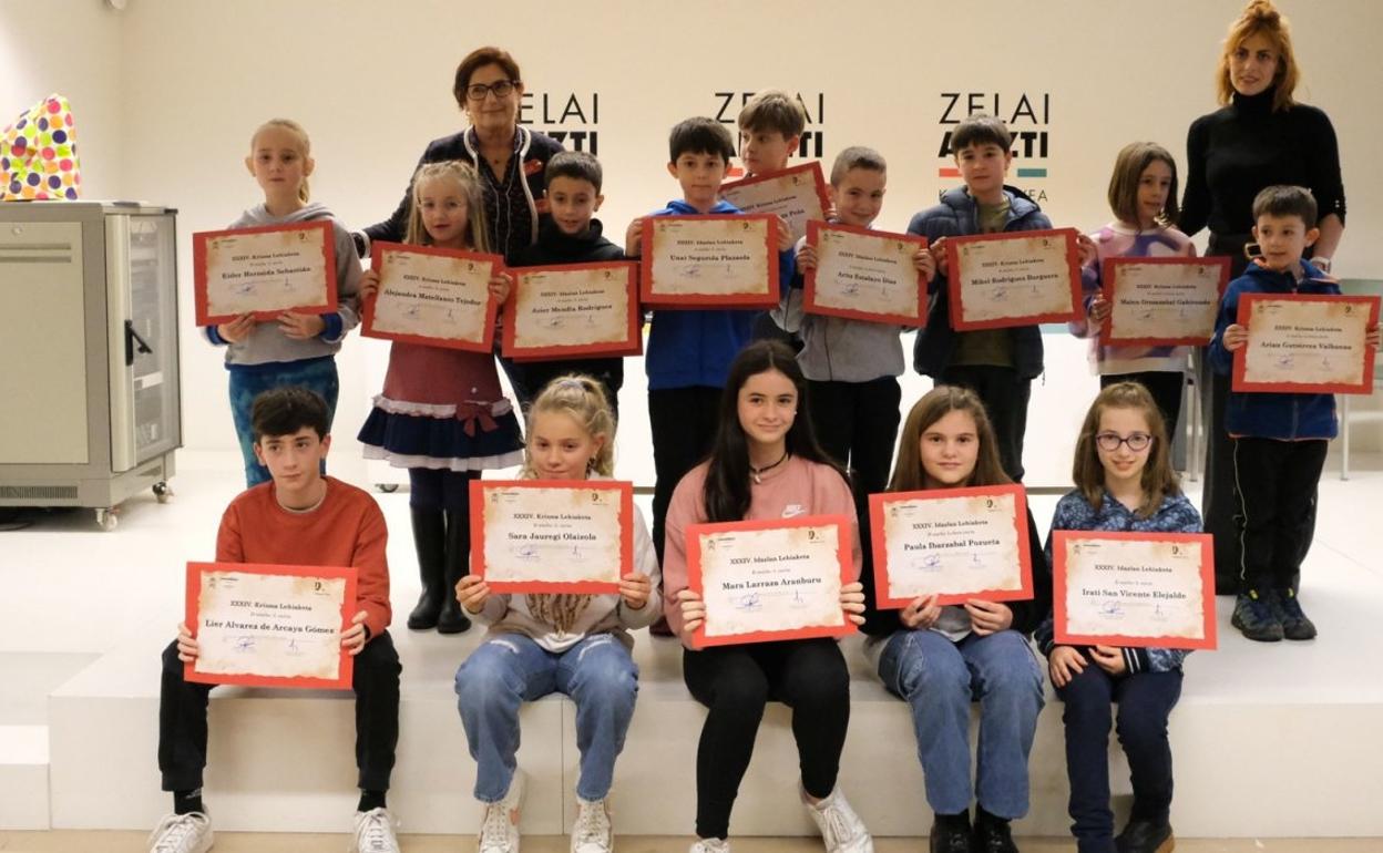 Premiados en los concursos de redacción y christmas navideños. 